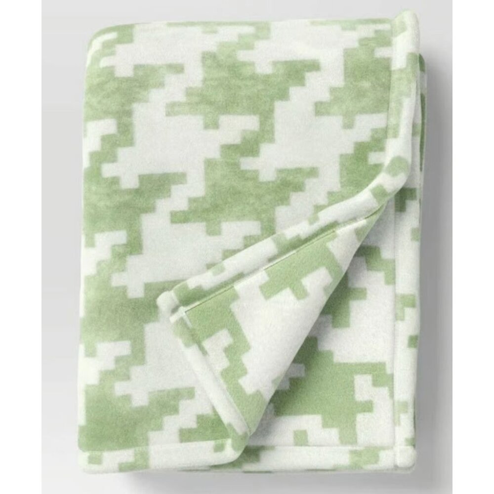 Room Essentials Green White Geometric Soft Recycled Plush Throw Blanket 50"X60"